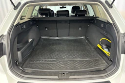 valkoinen Volkswagen Passat 2017 kuva 33.