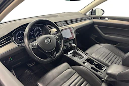 sininen Volkswagen Passat 2018 kuva 6.