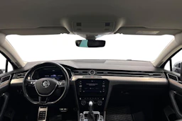 sininen Volkswagen Passat 2018 kuva 7.