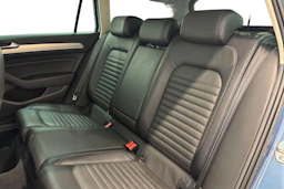 sininen Volkswagen Passat 2018 kuva 8.