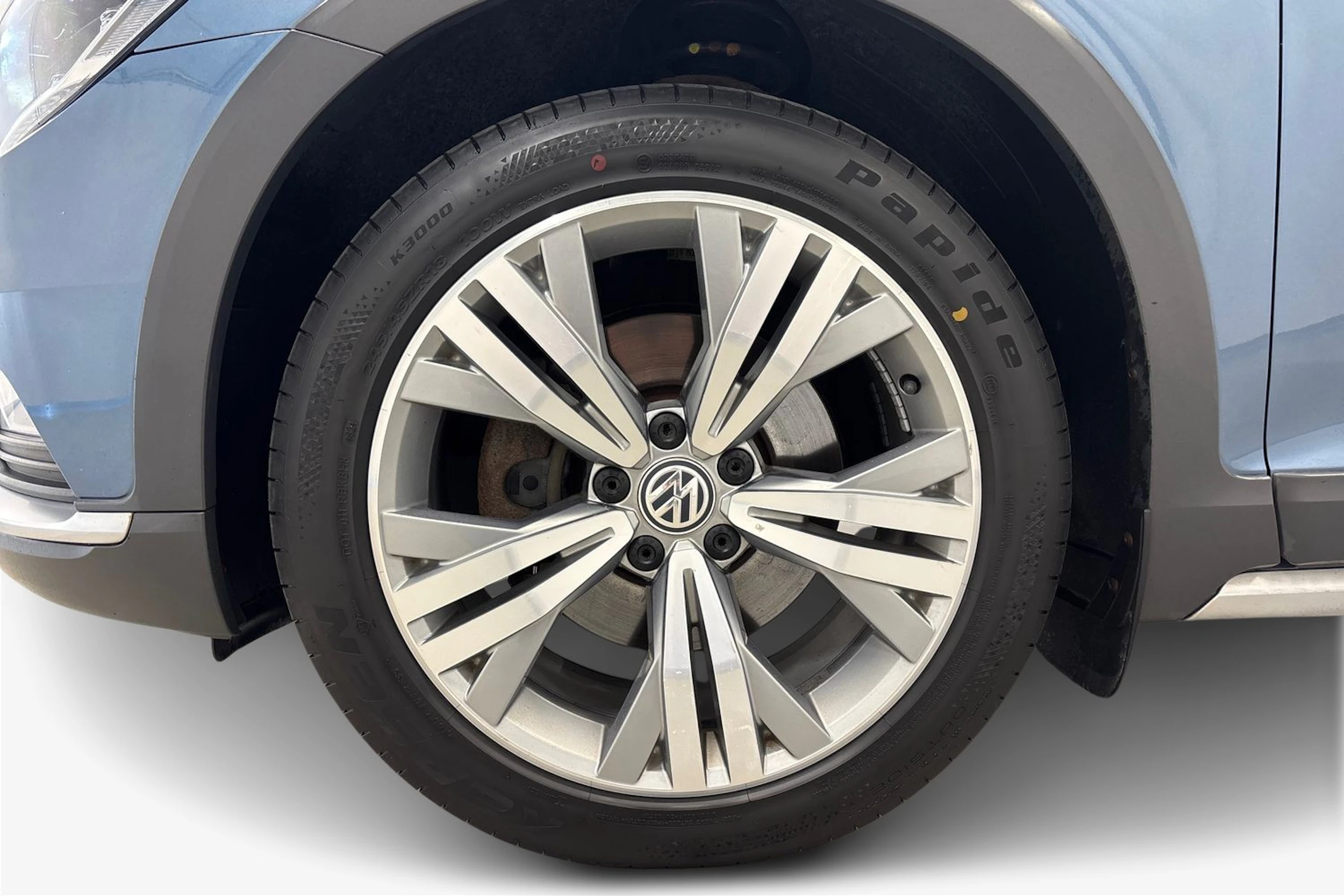 sininen Volkswagen Passat 2018 kuva 9.