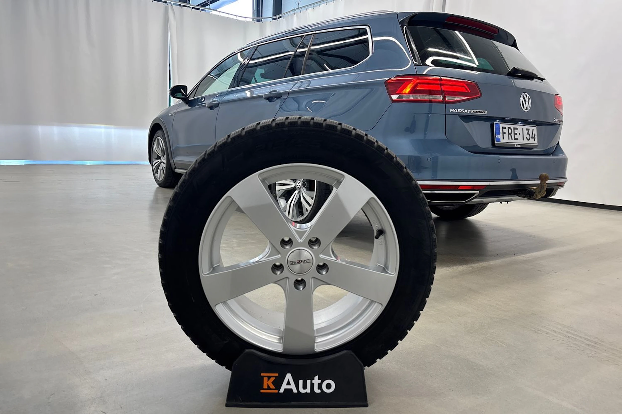 sininen Volkswagen Passat 2018 kuva 10.
