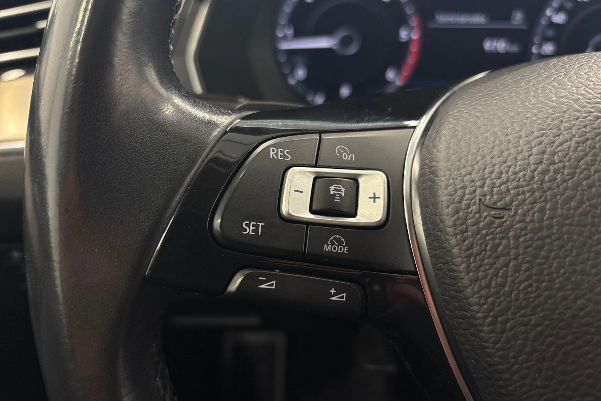 sininen Volkswagen Passat 2018 kuva 14.