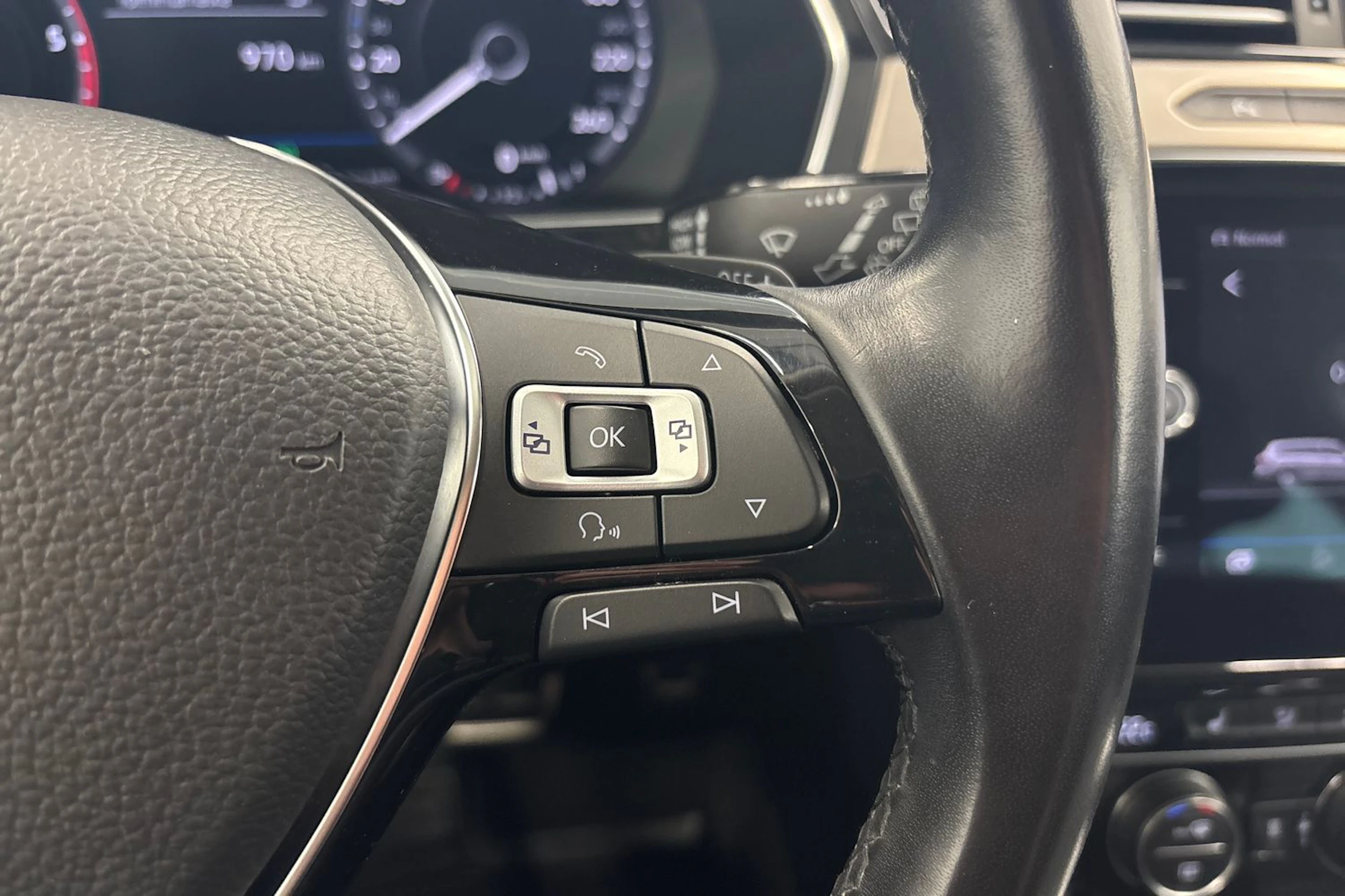 sininen Volkswagen Passat 2018 kuva 15.