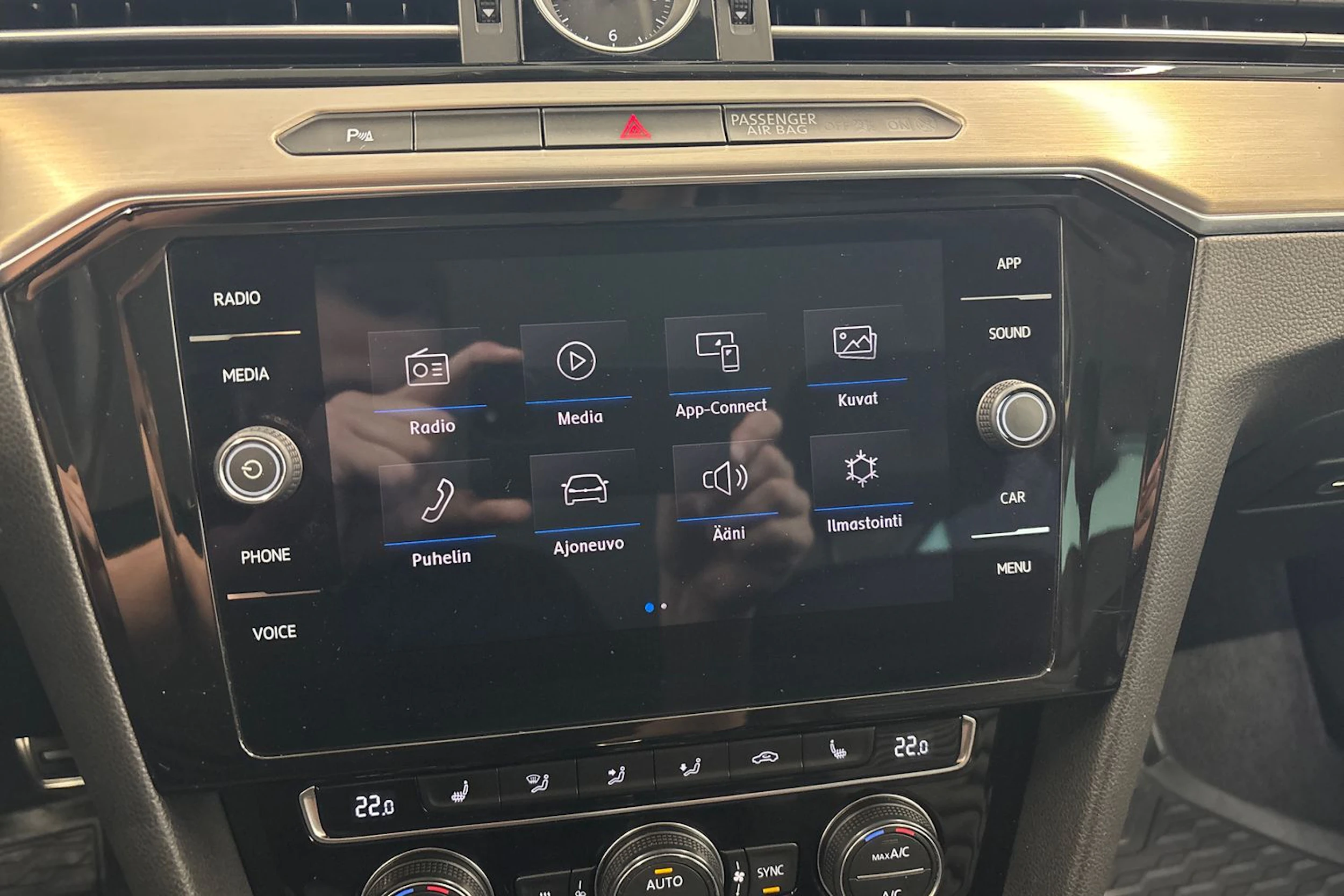 sininen Volkswagen Passat 2018 kuva 16.