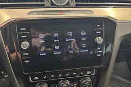 sininen Volkswagen Passat 2018 kuva 16.