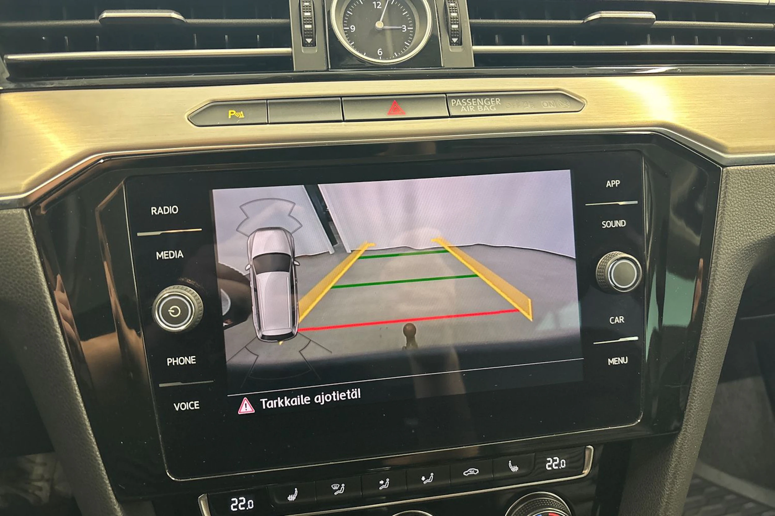 sininen Volkswagen Passat 2018 kuva 18.