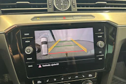 sininen Volkswagen Passat 2018 kuva 18.