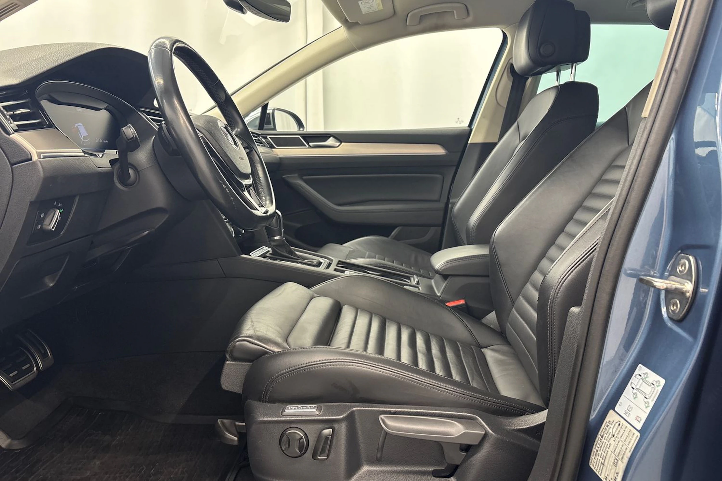 sininen Volkswagen Passat 2018 kuva 19.