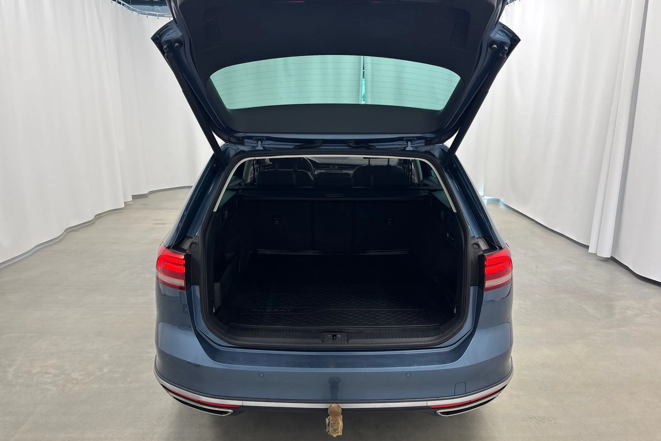 sininen Volkswagen Passat 2018 kuva 20.
