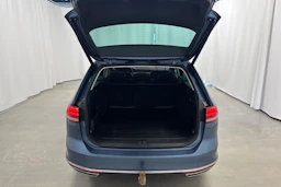 sininen Volkswagen Passat 2018 kuva 20.