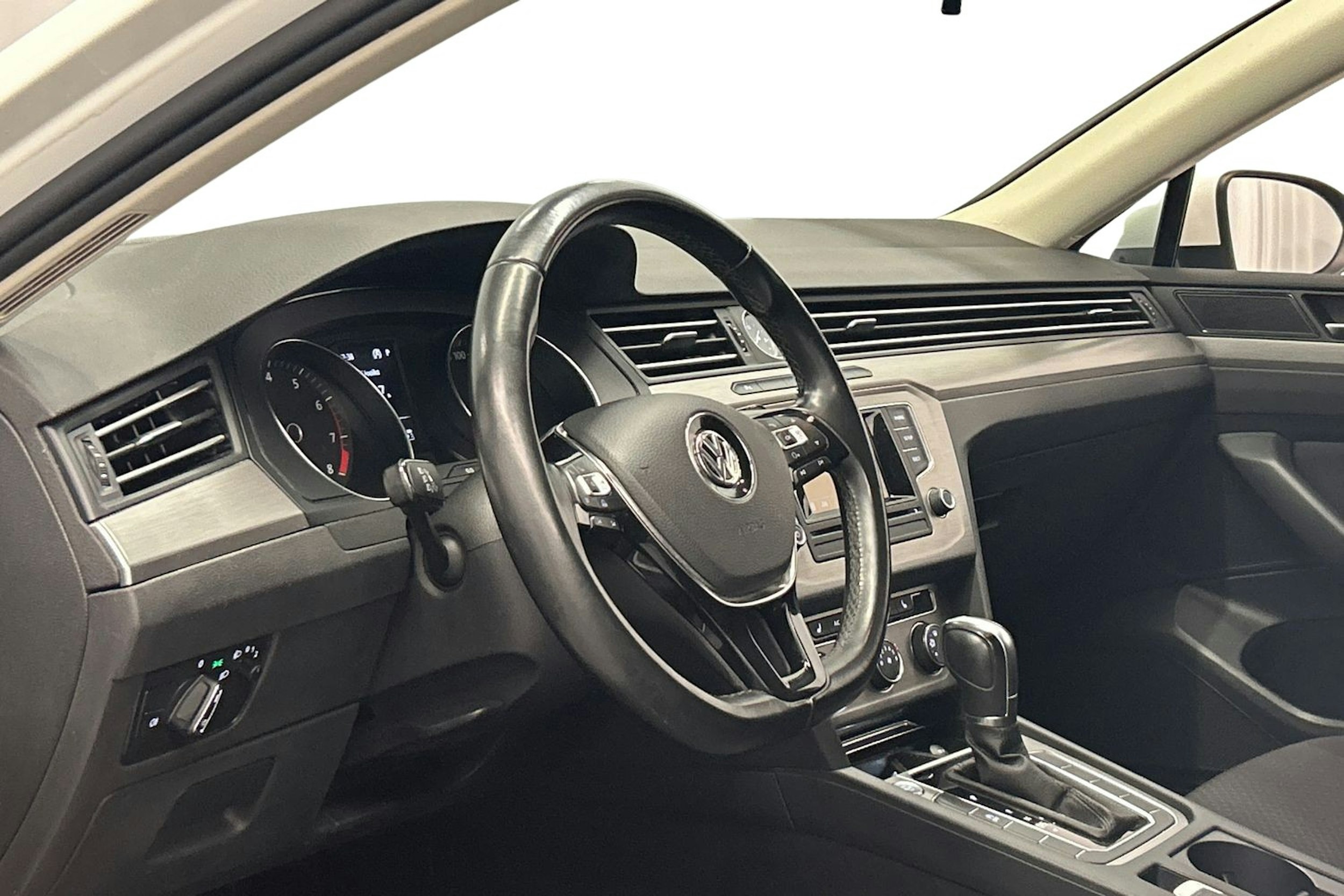 valkoinen Volkswagen Passat 2017 kuva 9.