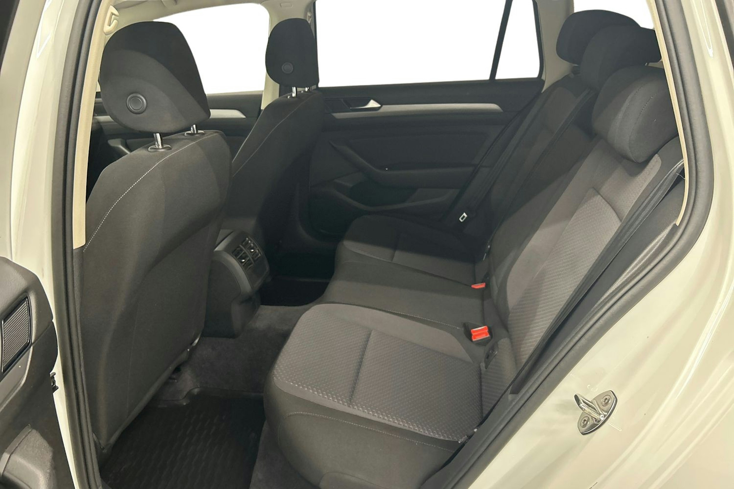 valkoinen Volkswagen Passat 2017 kuva 10.