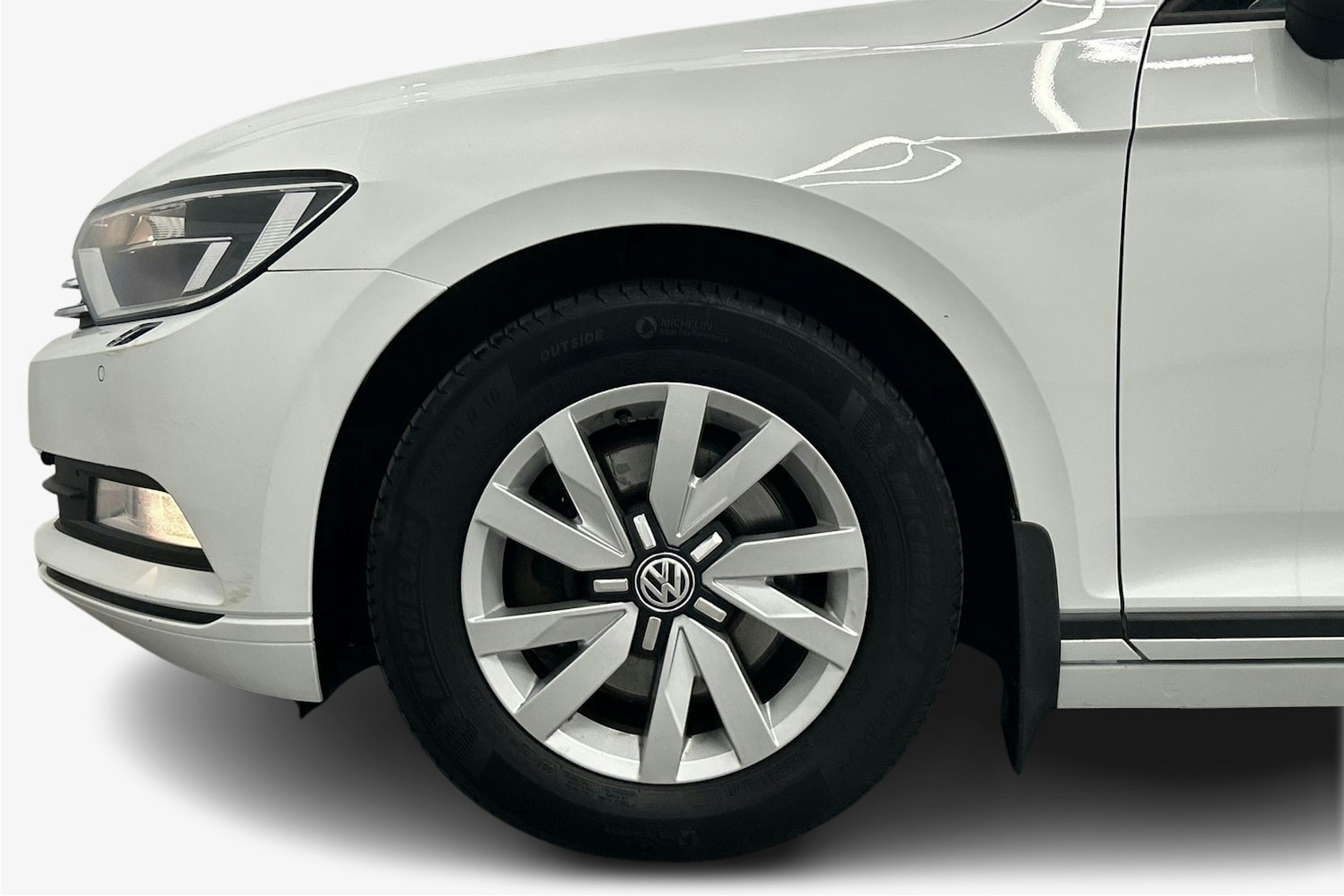 valkoinen Volkswagen Passat 2017 kuva 11.