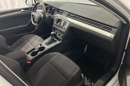 valkoinen Volkswagen Passat 2017 kuva 14.