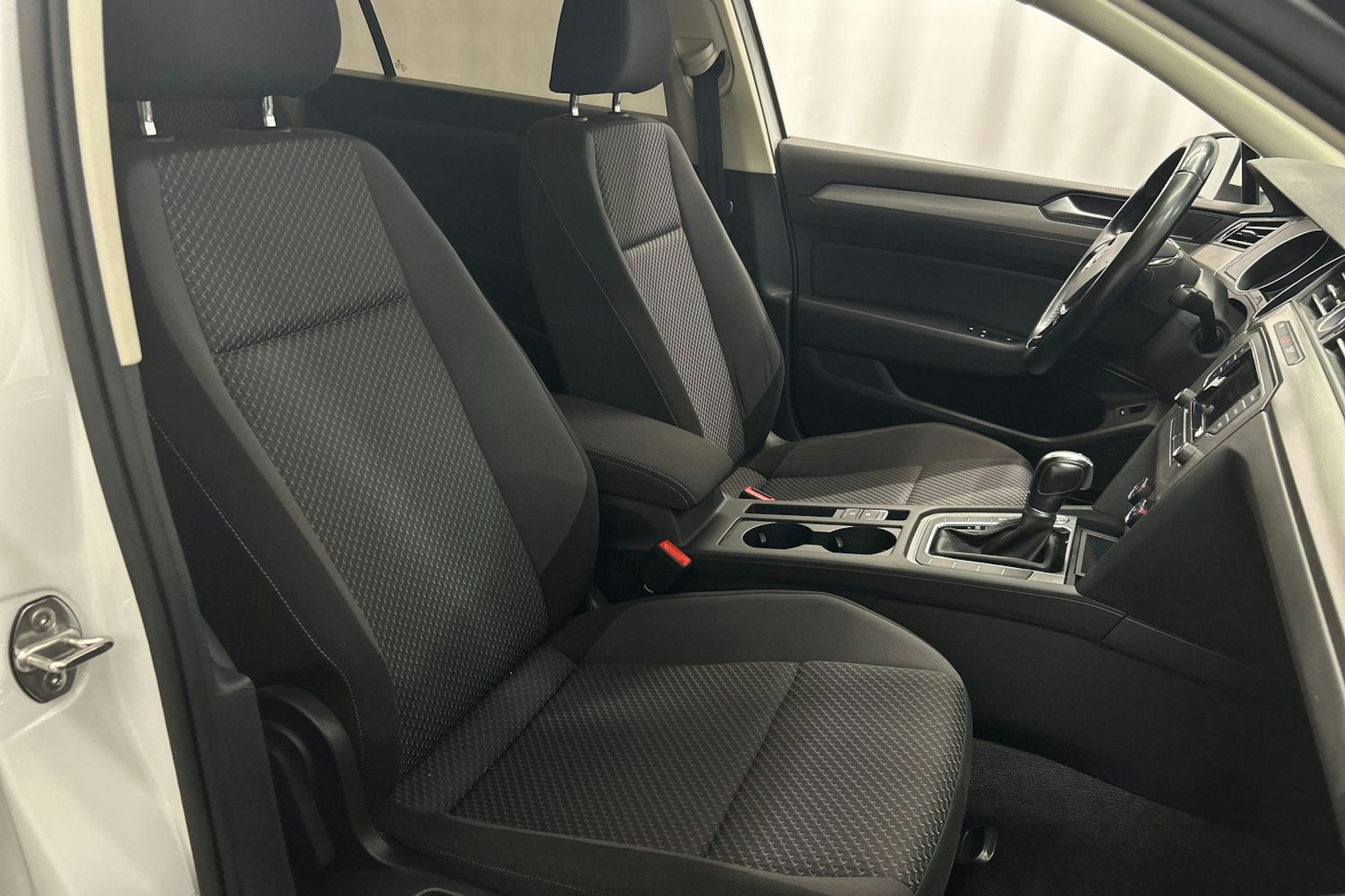 valkoinen Volkswagen Passat 2017 kuva 15.