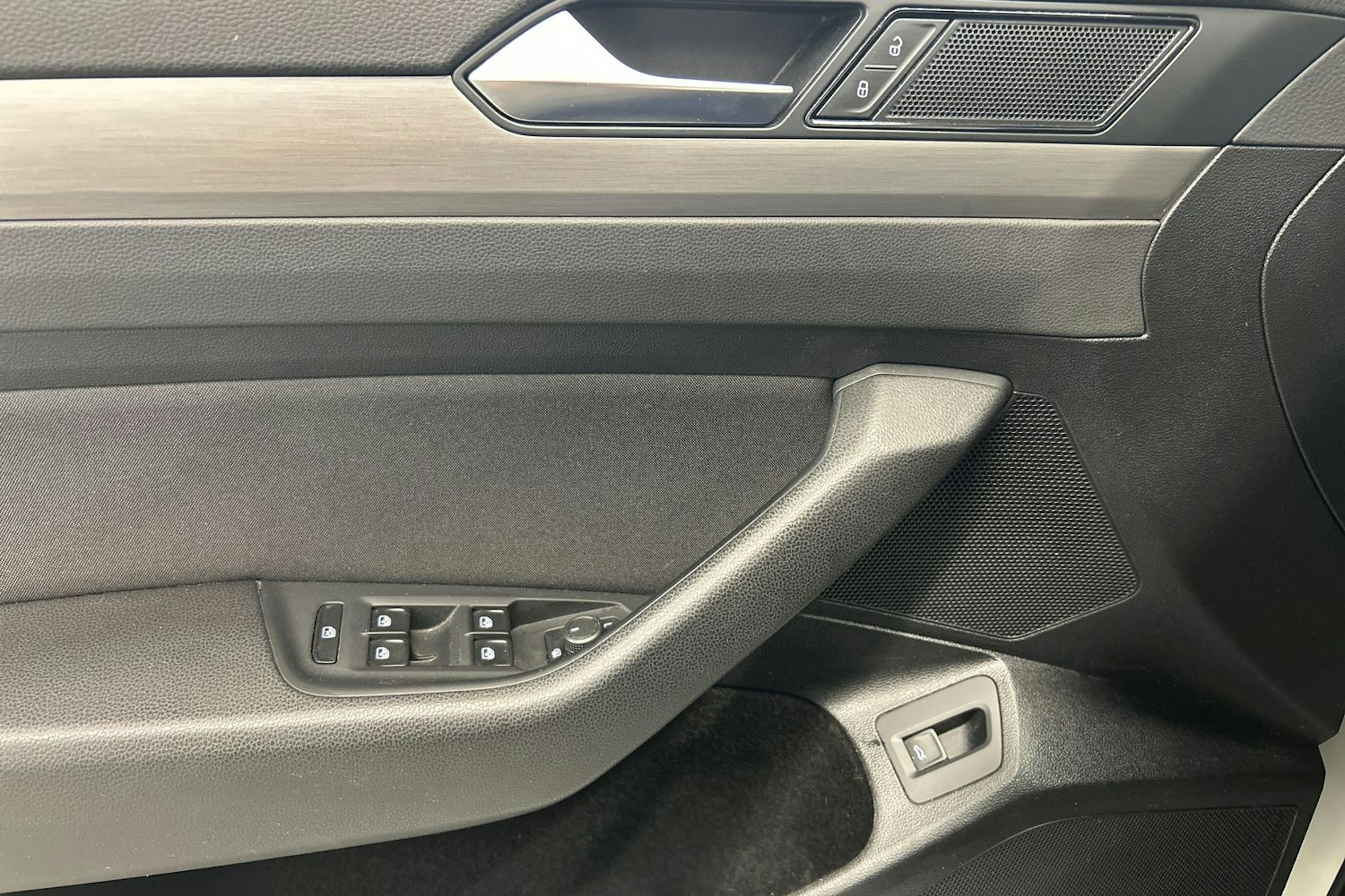 valkoinen Volkswagen Passat 2017 kuva 16.
