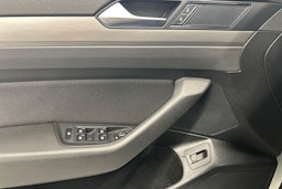valkoinen Volkswagen Passat 2017 kuva 16.