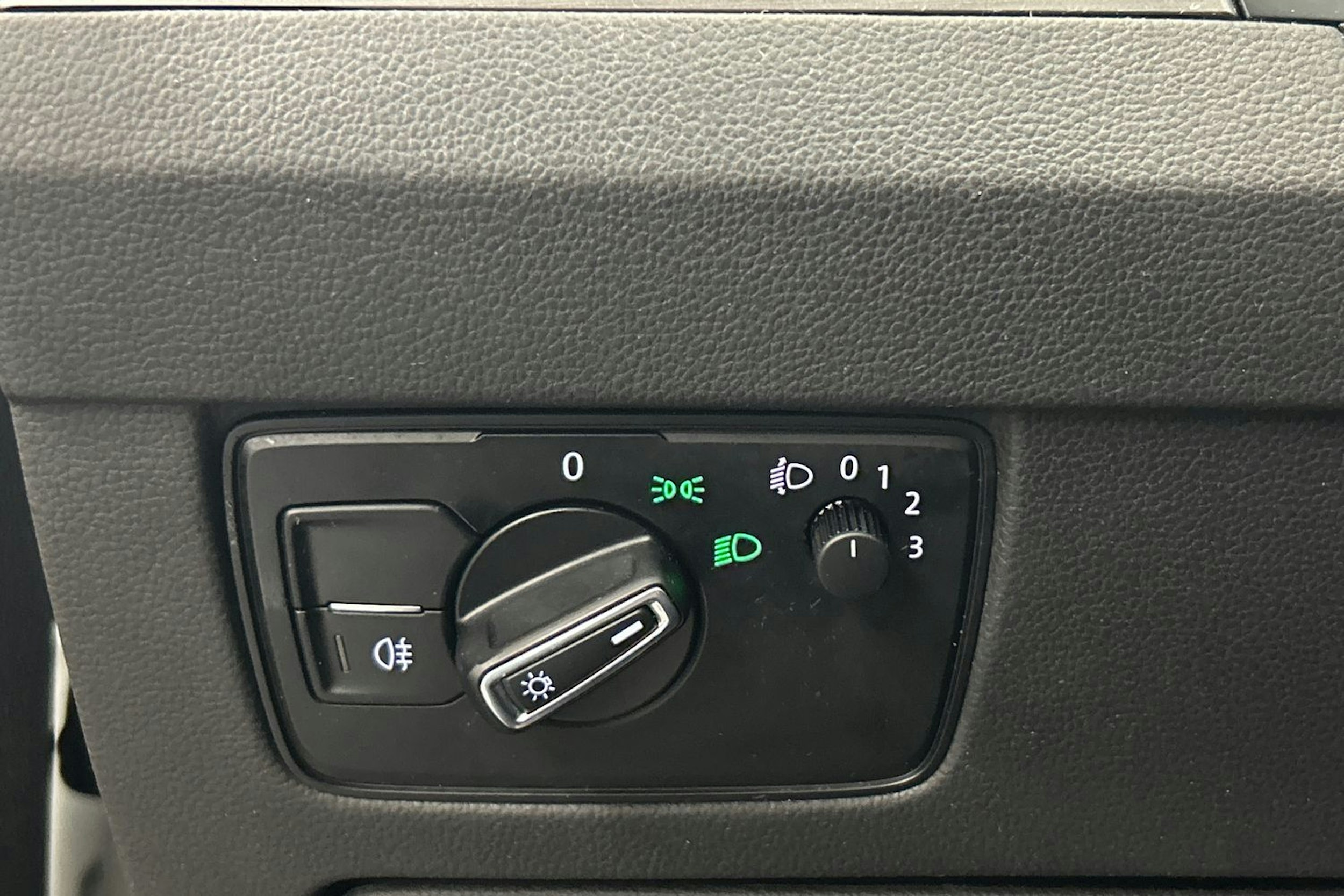 valkoinen Volkswagen Passat 2017 kuva 19.