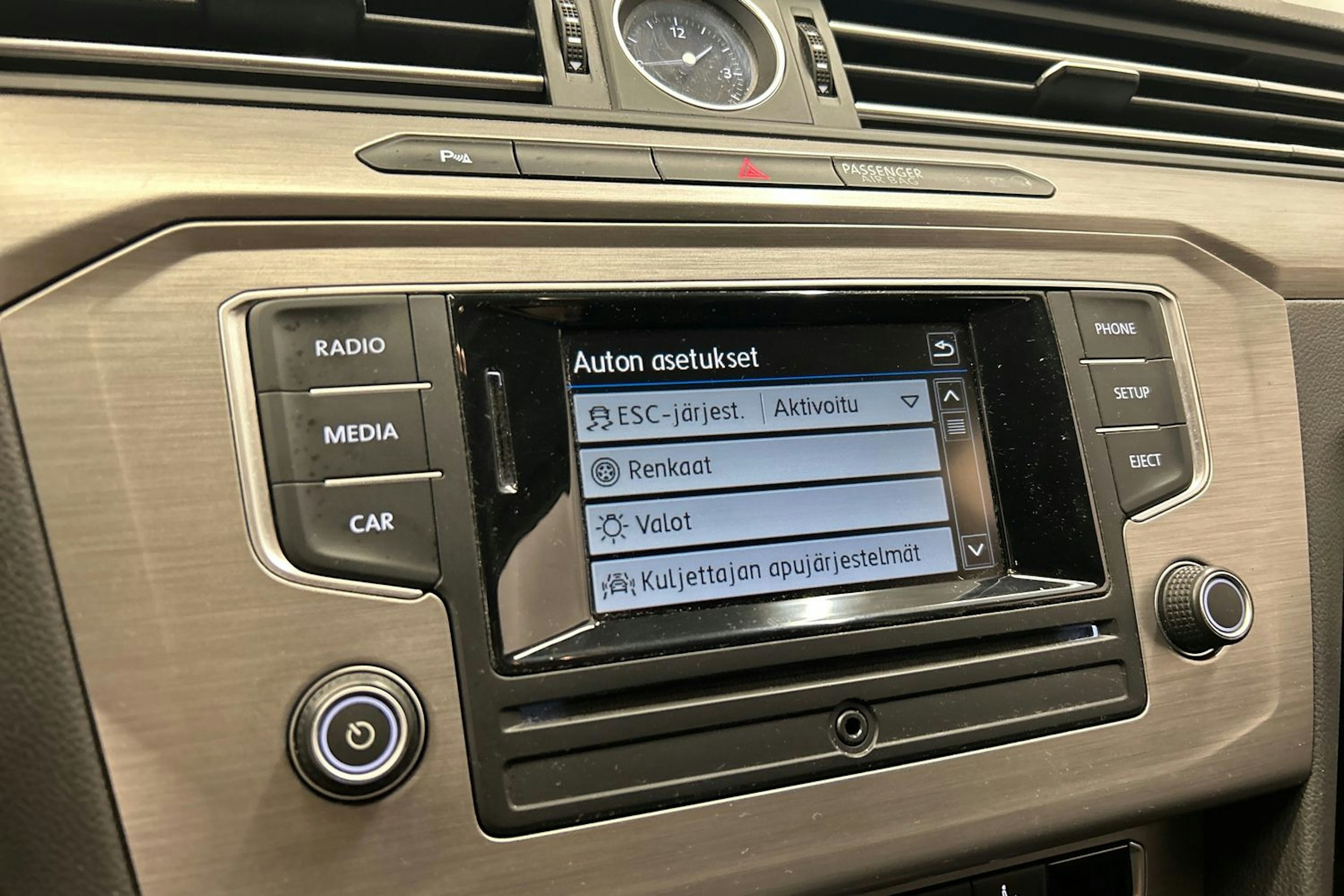 valkoinen Volkswagen Passat 2017 kuva 22.