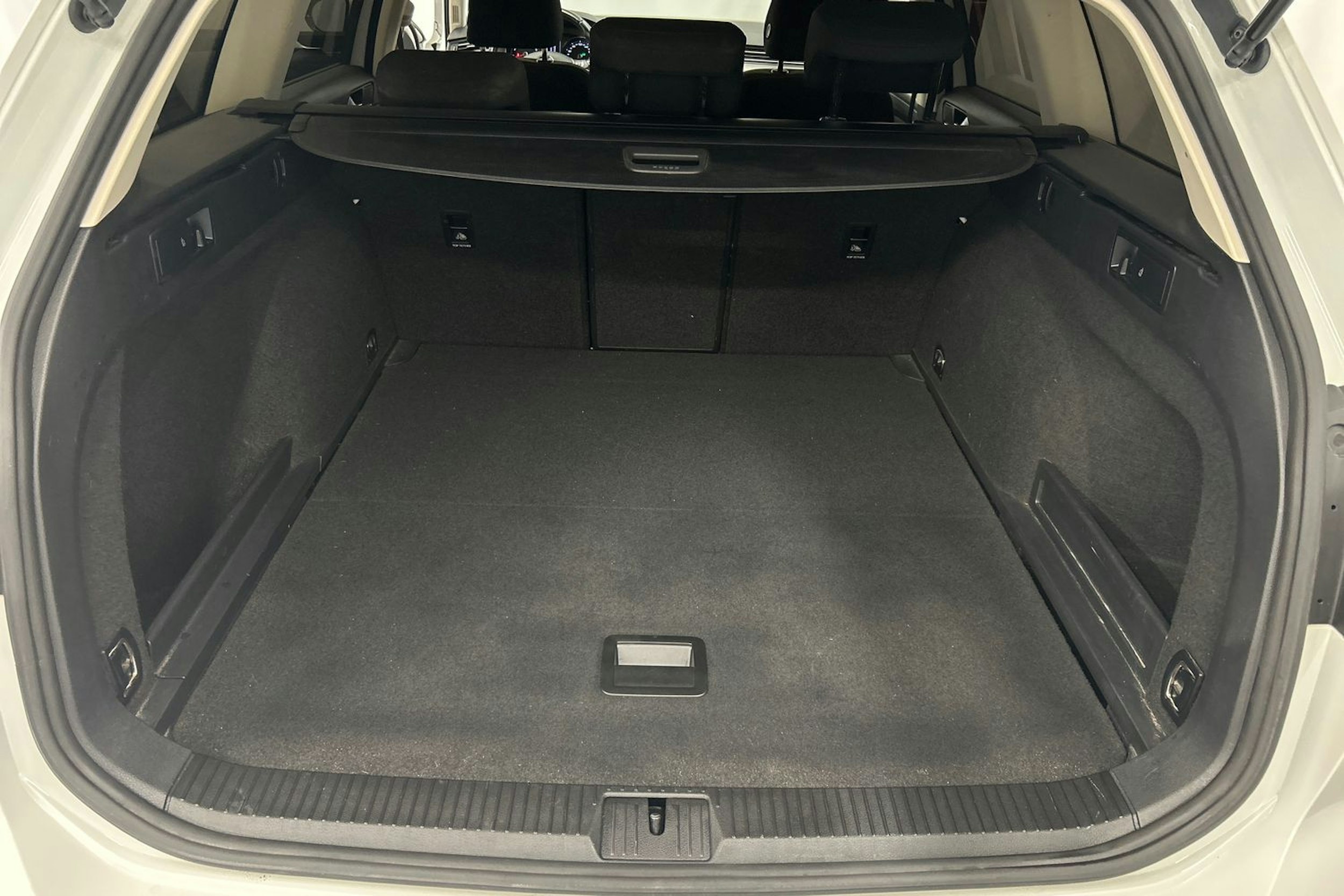 valkoinen Volkswagen Passat 2017 kuva 25.