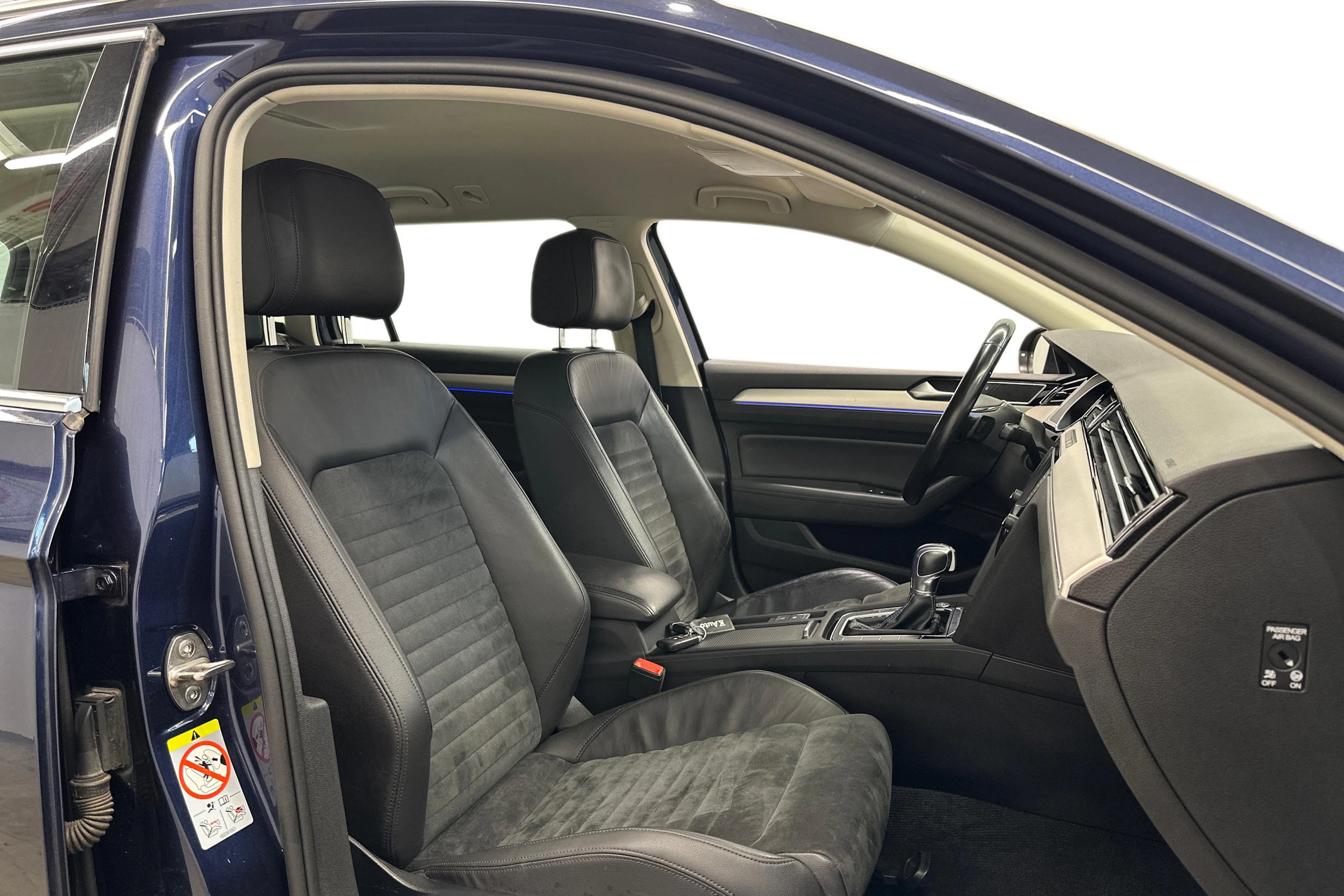 sininen Volkswagen Passat 2017 kuva 7.