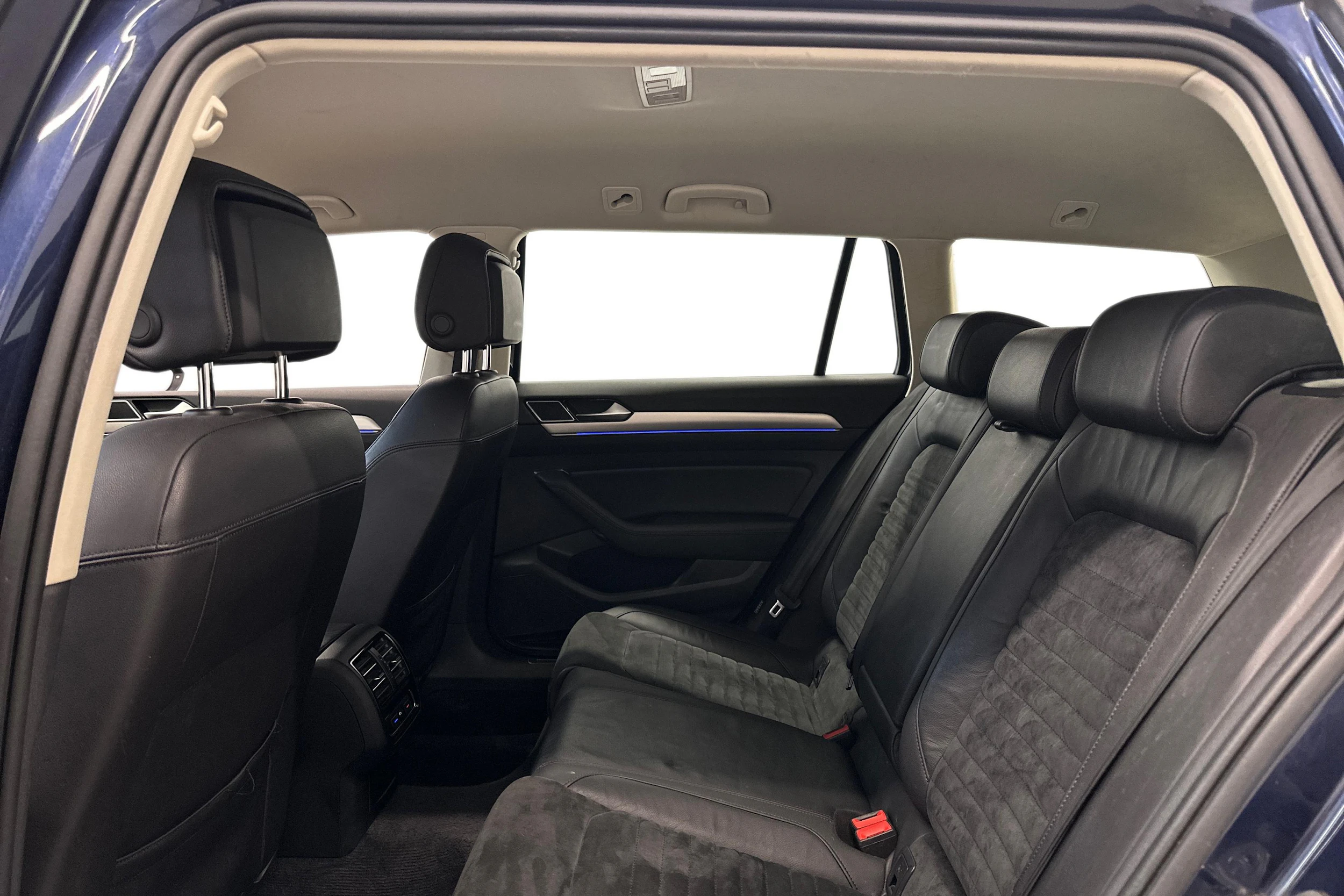 sininen Volkswagen Passat 2017 kuva 8.