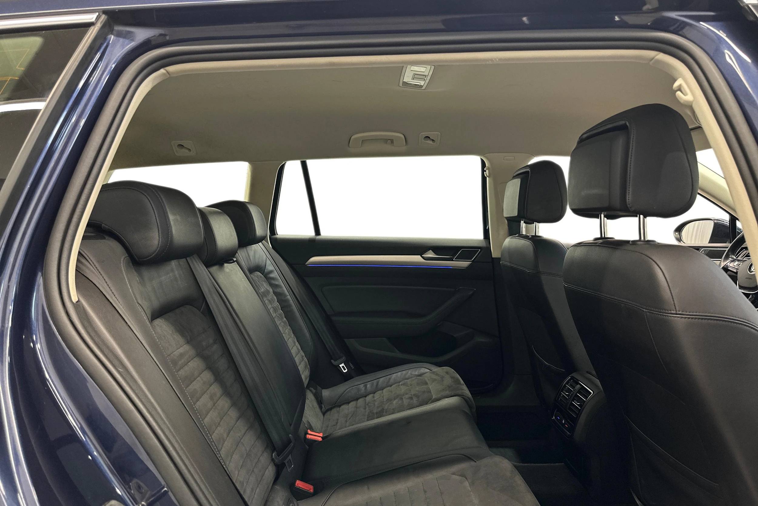 sininen Volkswagen Passat 2017 kuva 9.