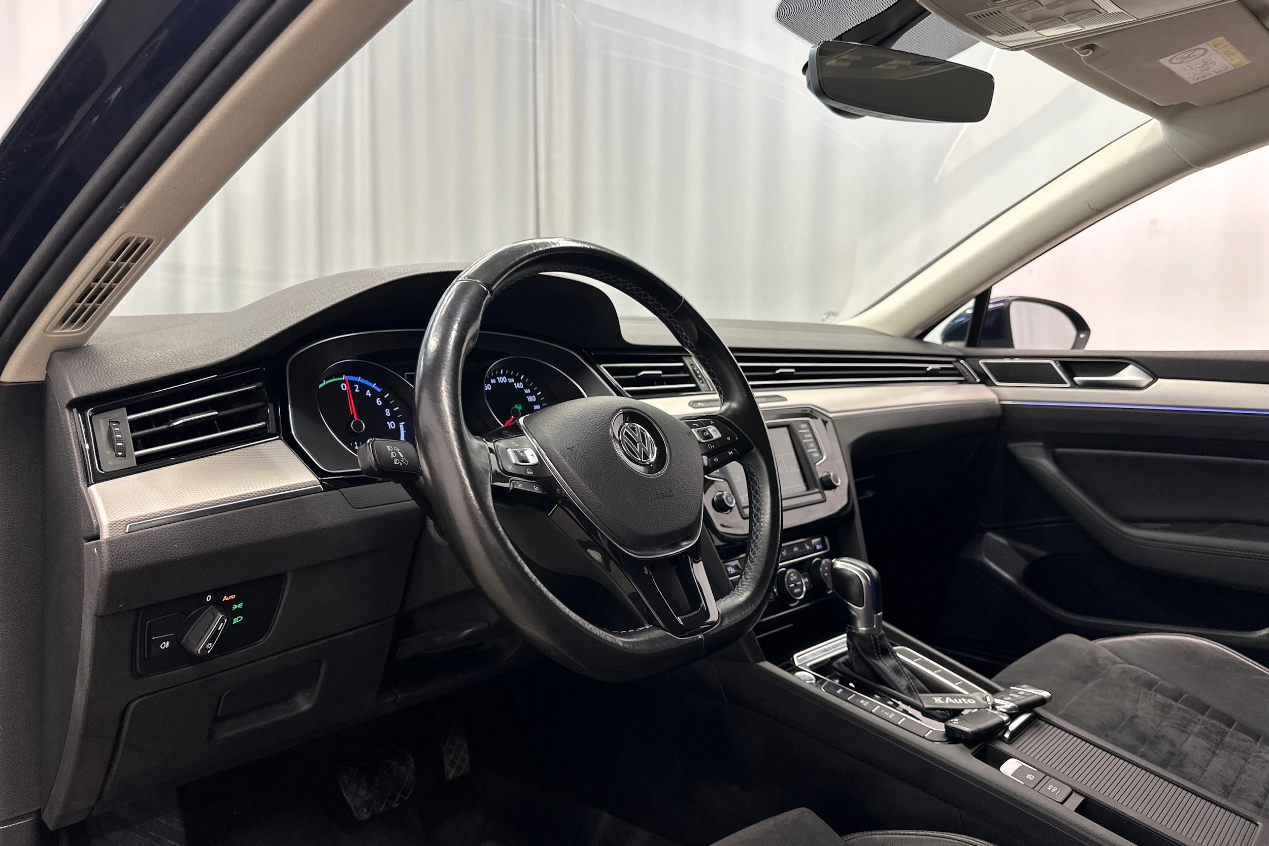 sininen Volkswagen Passat 2017 kuva 10.