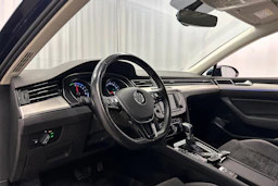 sininen Volkswagen Passat 2017 kuva 10.