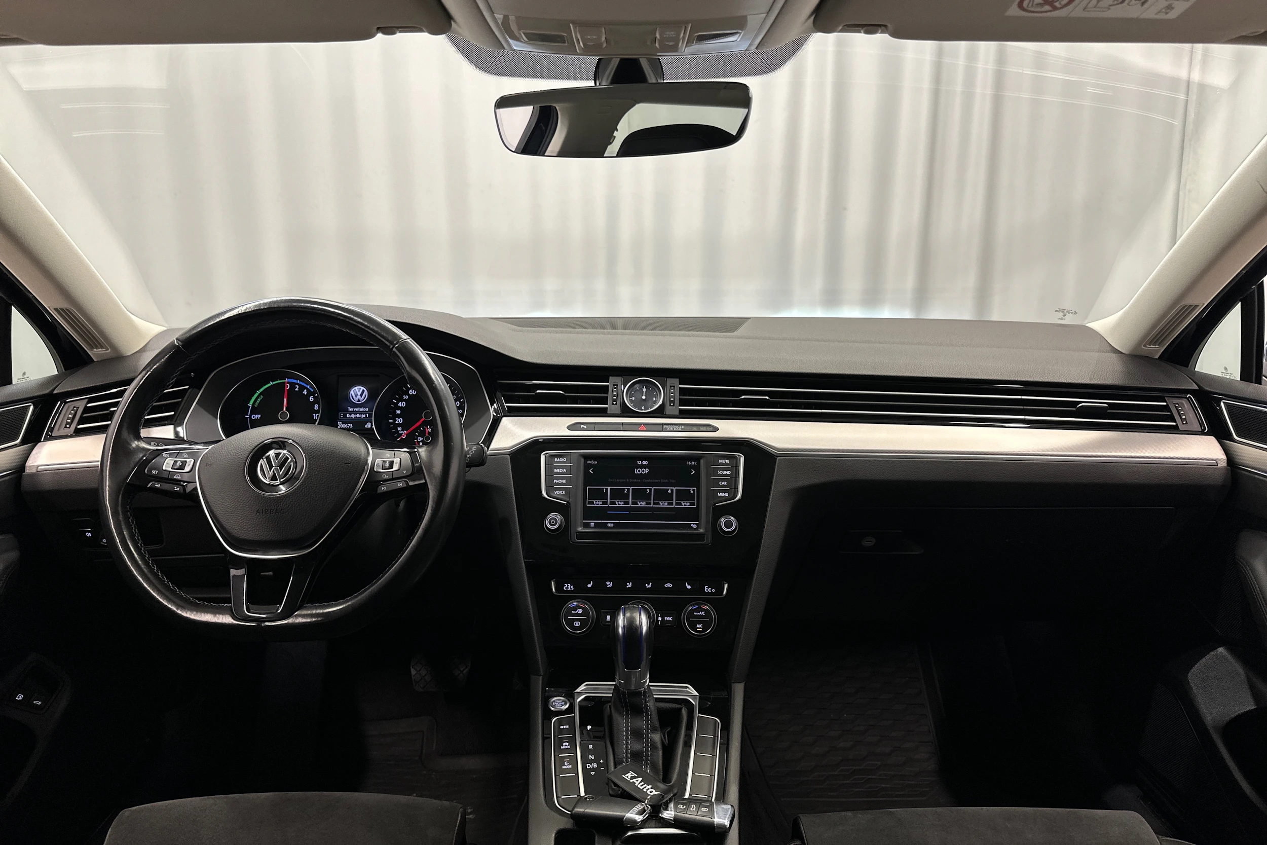 sininen Volkswagen Passat 2017 kuva 11.