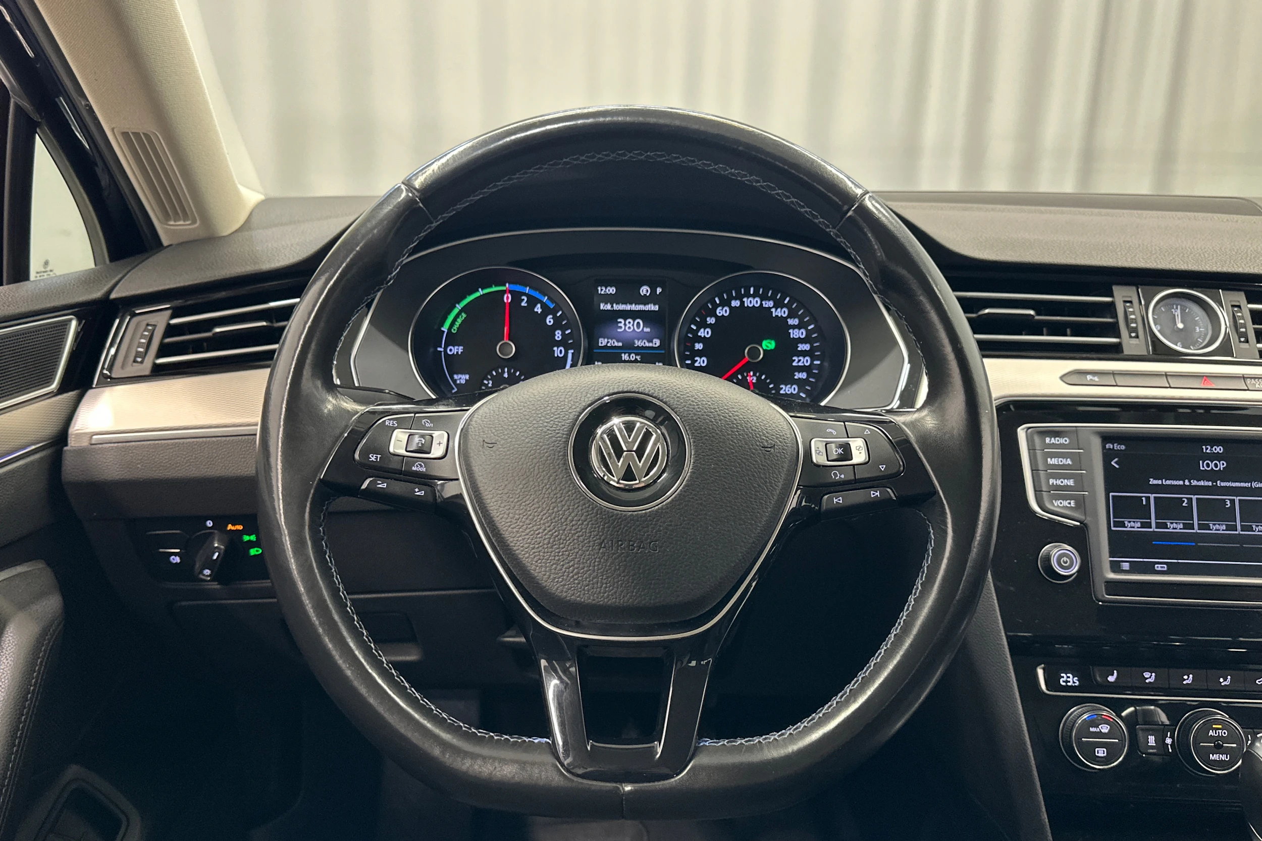 sininen Volkswagen Passat 2017 kuva 12.