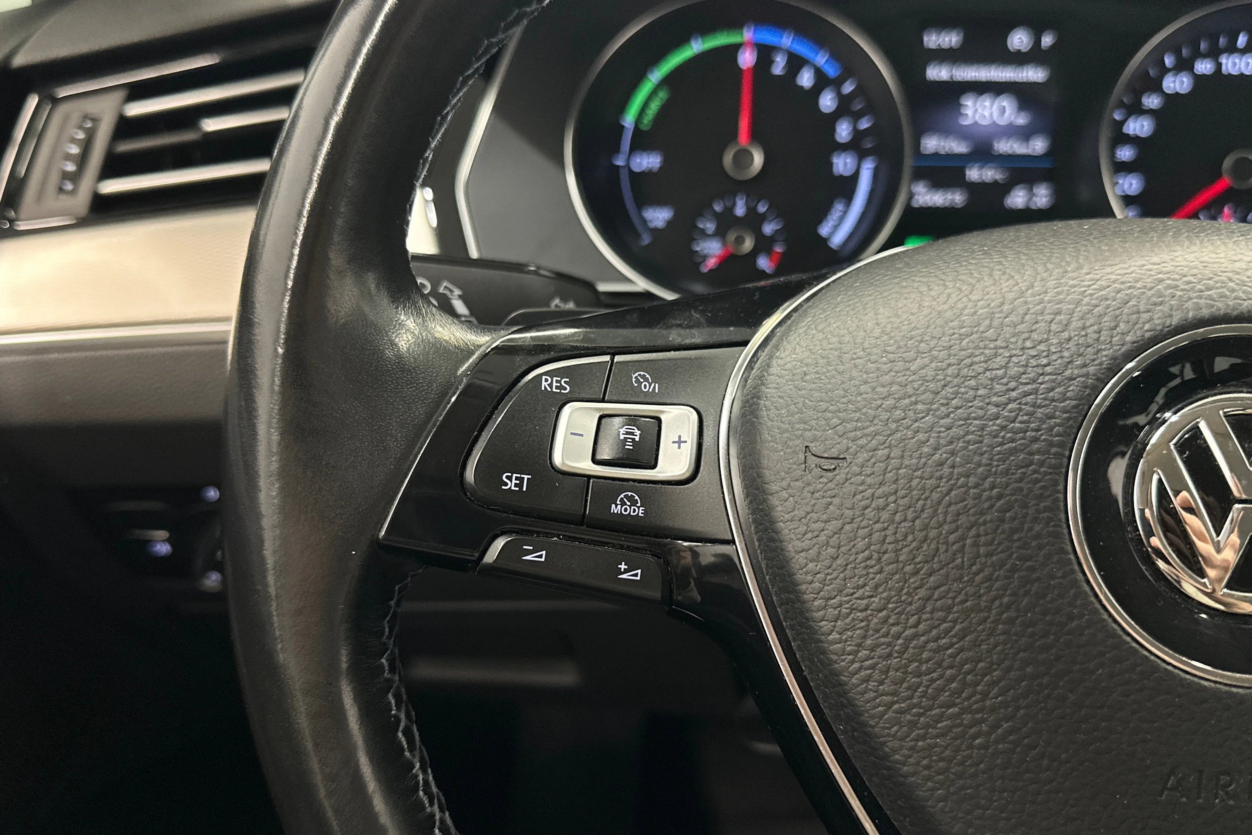 sininen Volkswagen Passat 2017 kuva 13.