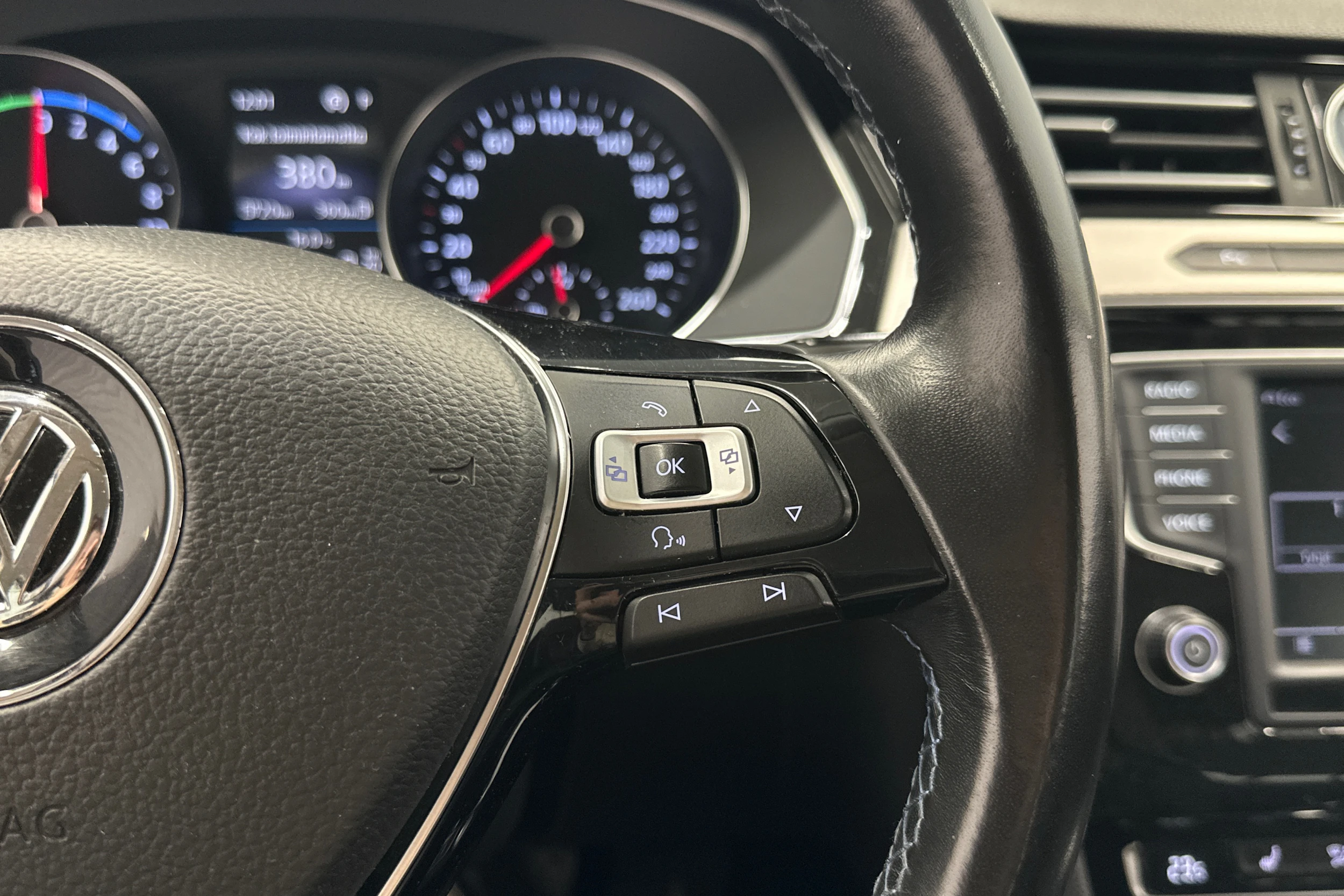 sininen Volkswagen Passat 2017 kuva 14.