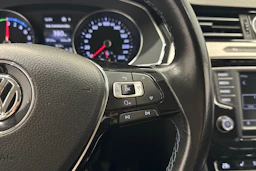 sininen Volkswagen Passat 2017 kuva 14.