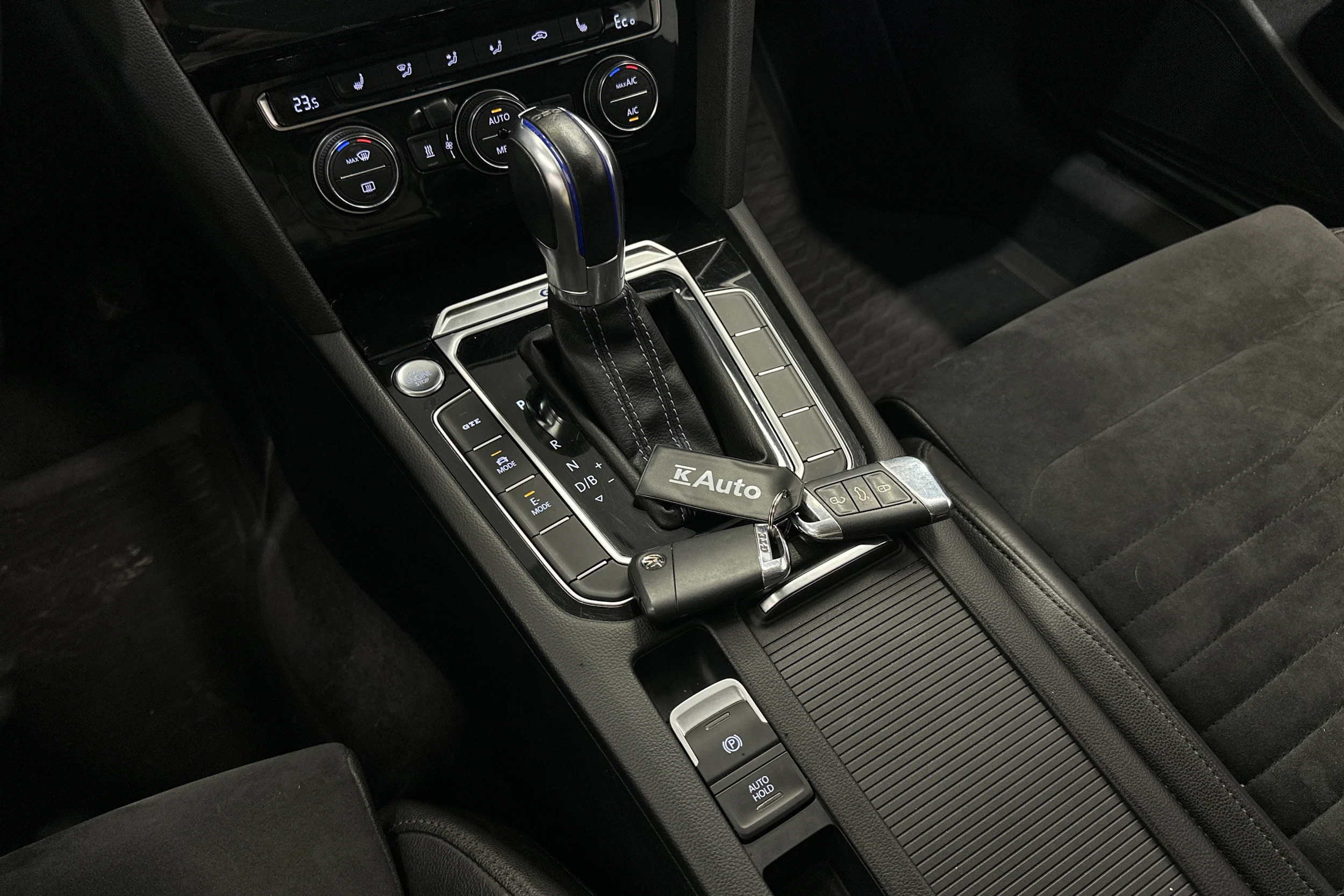 sininen Volkswagen Passat 2017 kuva 16.