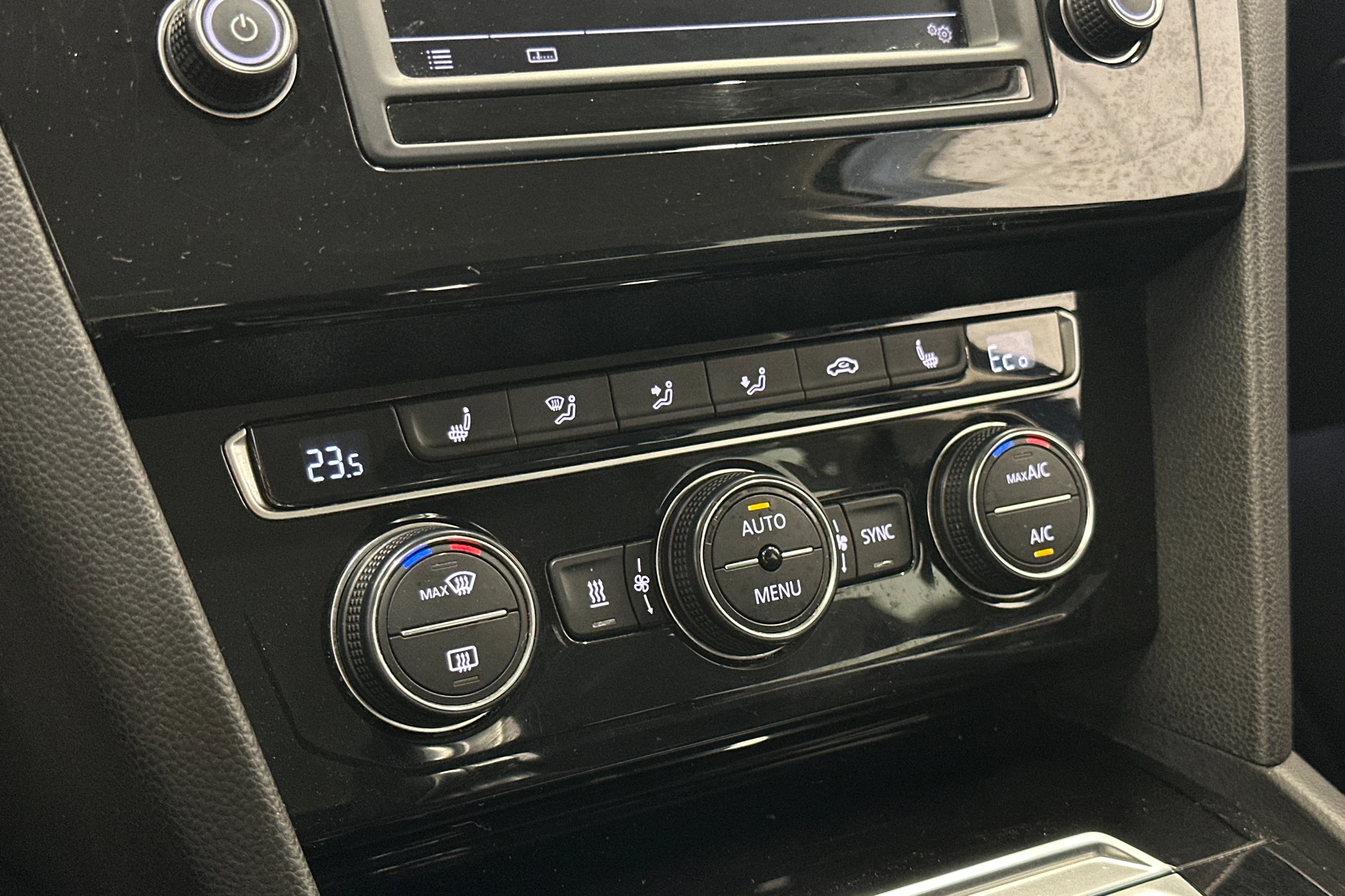 sininen Volkswagen Passat 2017 kuva 17.