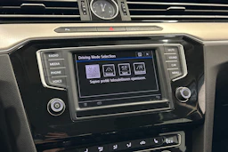 sininen Volkswagen Passat 2017 kuva 20.