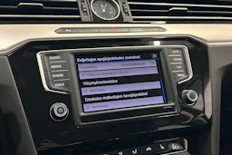sininen Volkswagen Passat 2017 kuva 22.