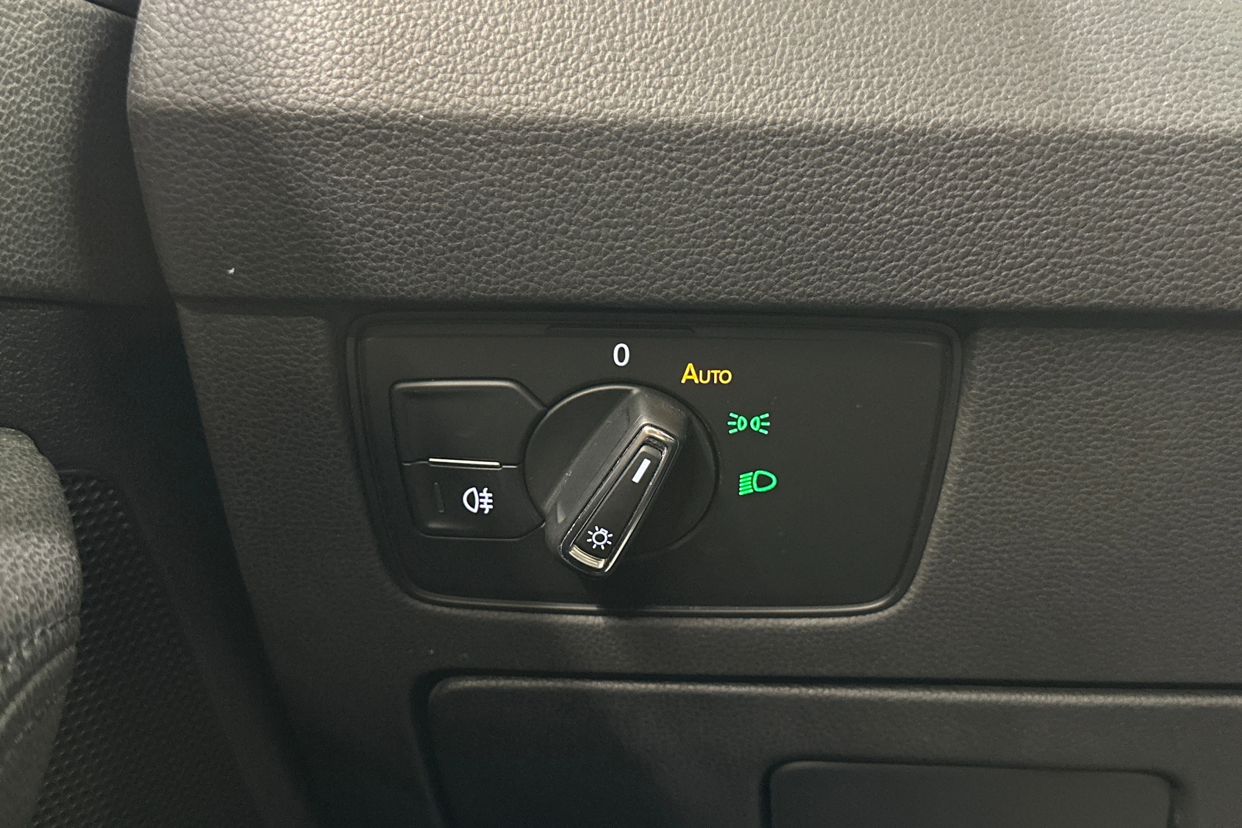 sininen Volkswagen Passat 2017 kuva 23.