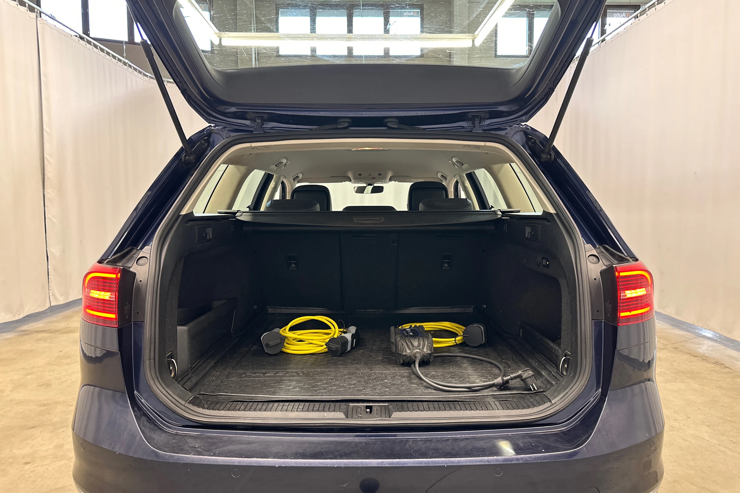 sininen Volkswagen Passat 2017 kuva 26.