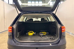 sininen Volkswagen Passat 2017 kuva 26.