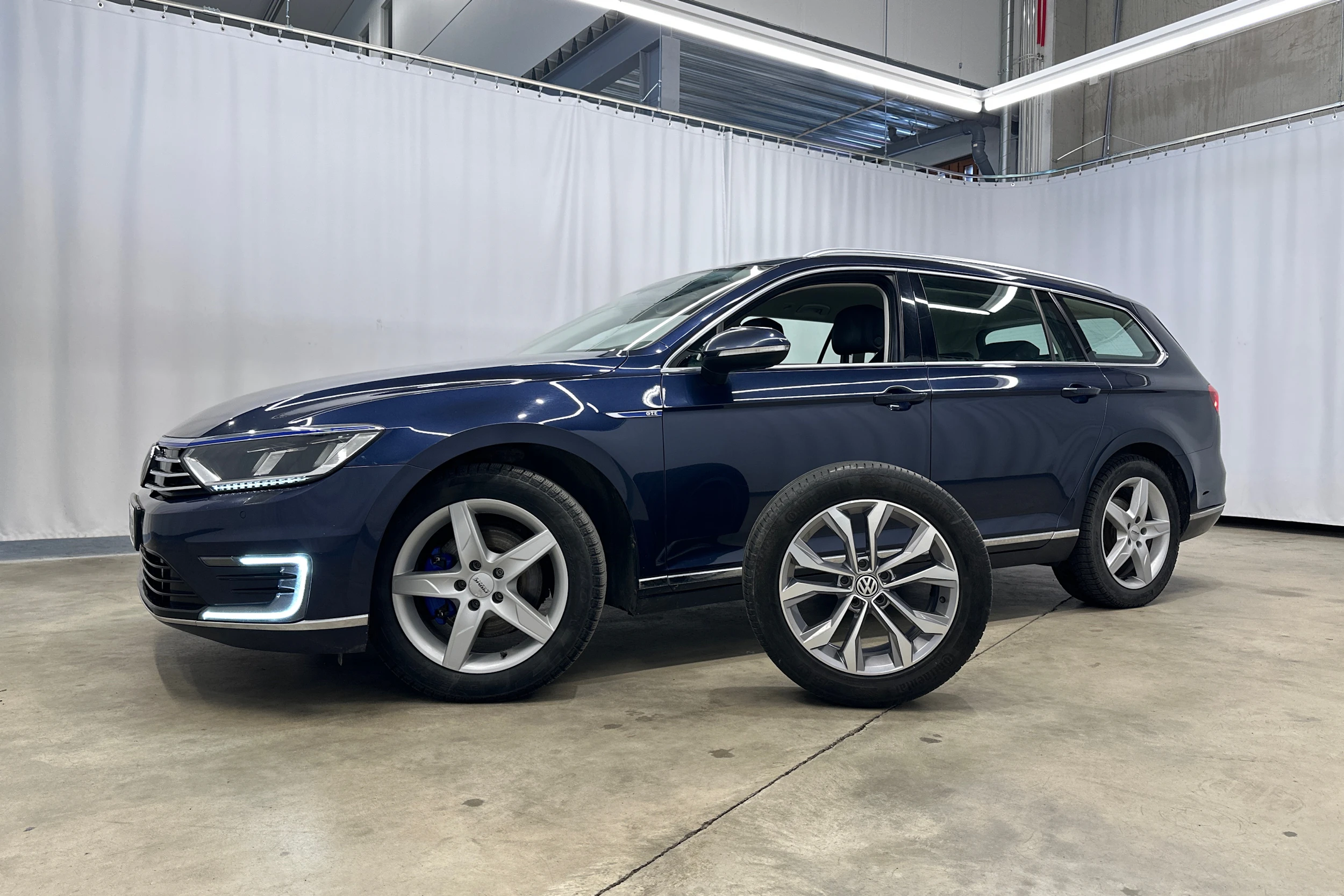 sininen Volkswagen Passat 2017 kuva 31.