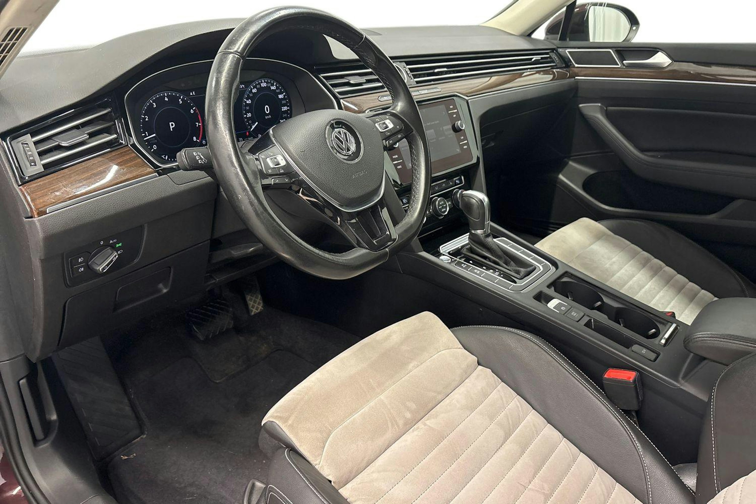 punainen Volkswagen Passat 2017 kuva 6.
