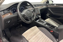 punainen Volkswagen Passat 2017 kuva 6.