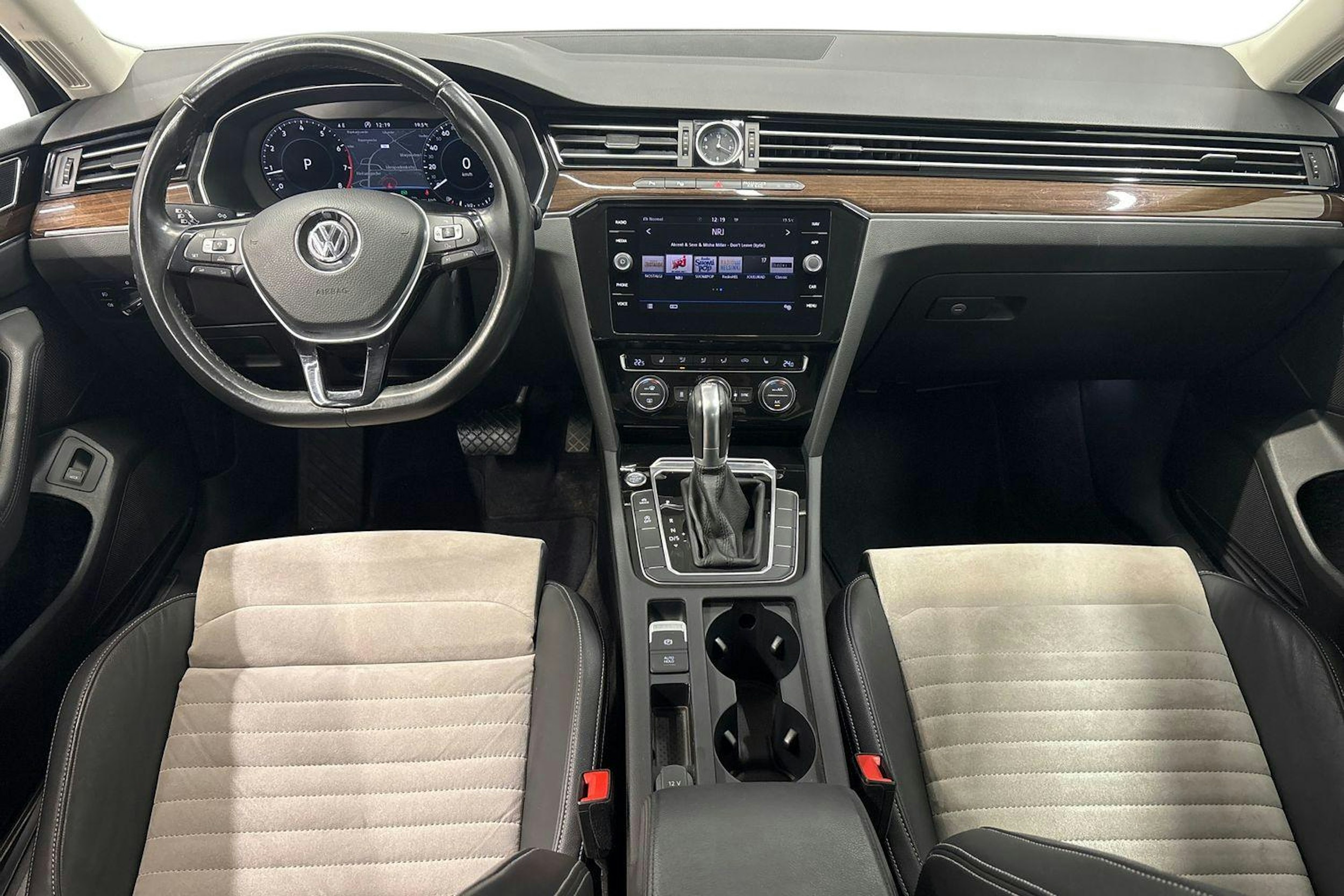punainen Volkswagen Passat 2017 kuva 7.