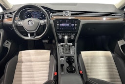 punainen Volkswagen Passat 2017 kuva 7.