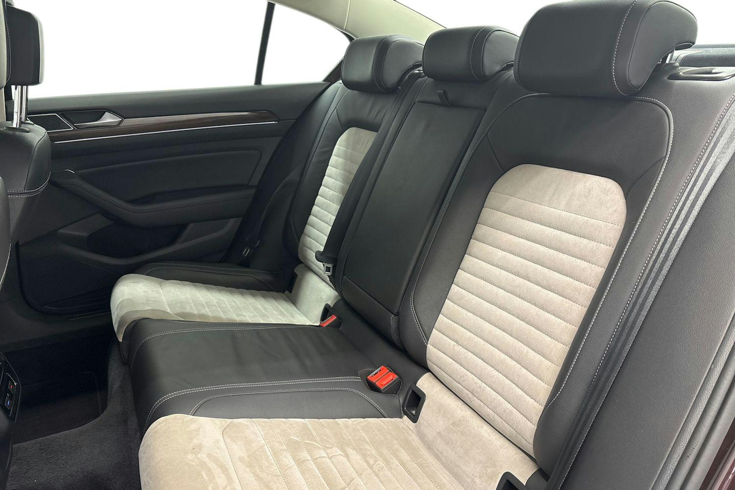 punainen Volkswagen Passat 2017 kuva 8.