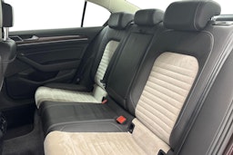 punainen Volkswagen Passat 2017 kuva 8.