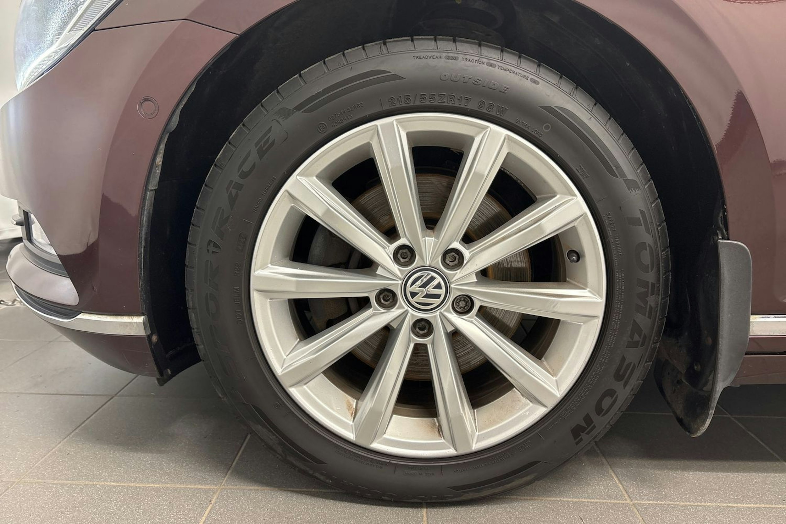 punainen Volkswagen Passat 2017 kuva 9.